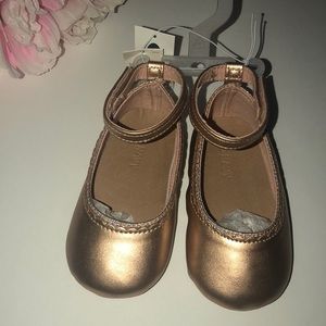 🌸NWT Baby Girl Rose Gold color elegant shoes